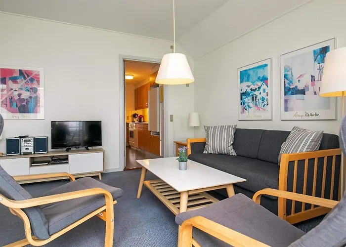 6 Person In Rudkobing-by Traum